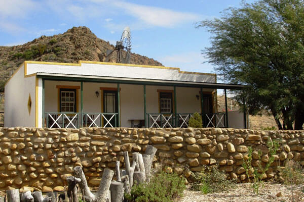 The road from Cliff Top Houses to Oudtshoorn winds through the most scenic parts of South Africa, through farm country where you will see several farmhouse cottages such as this beautiful green and white farmhouse set against the beautiful backdrop of the Karoo.